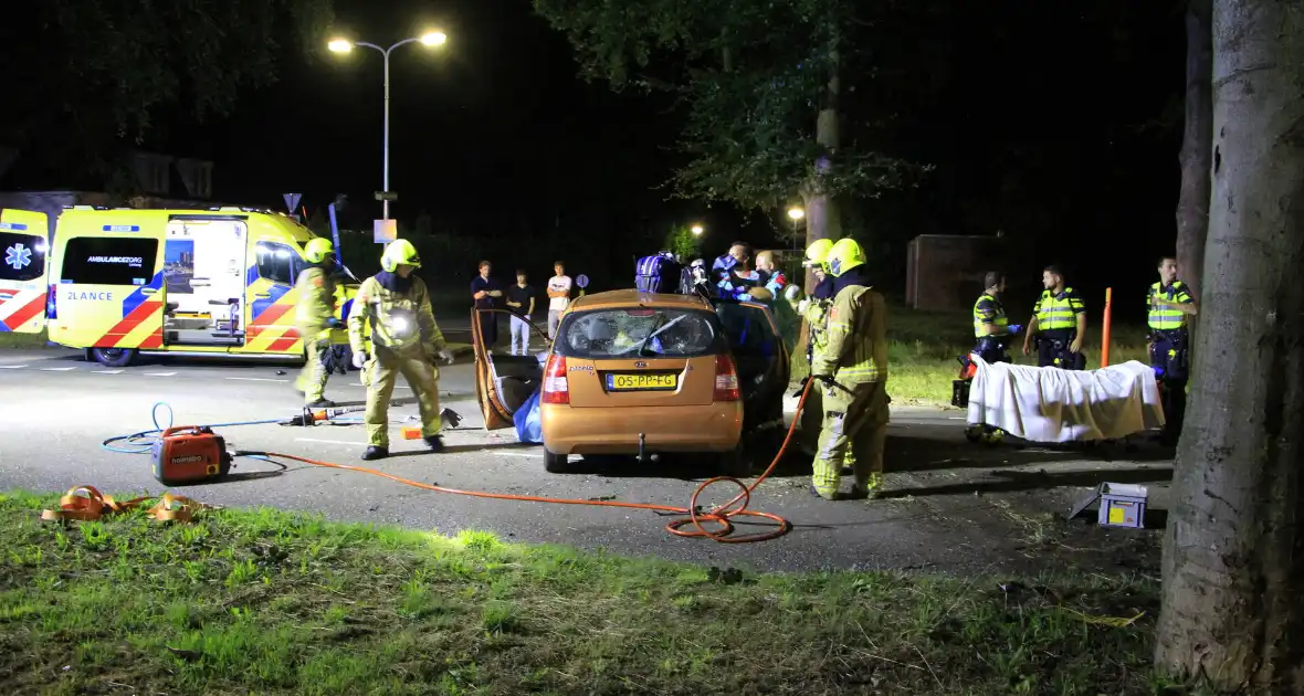 Gewonde bevrijdt na botsing tegen boom - Foto 9