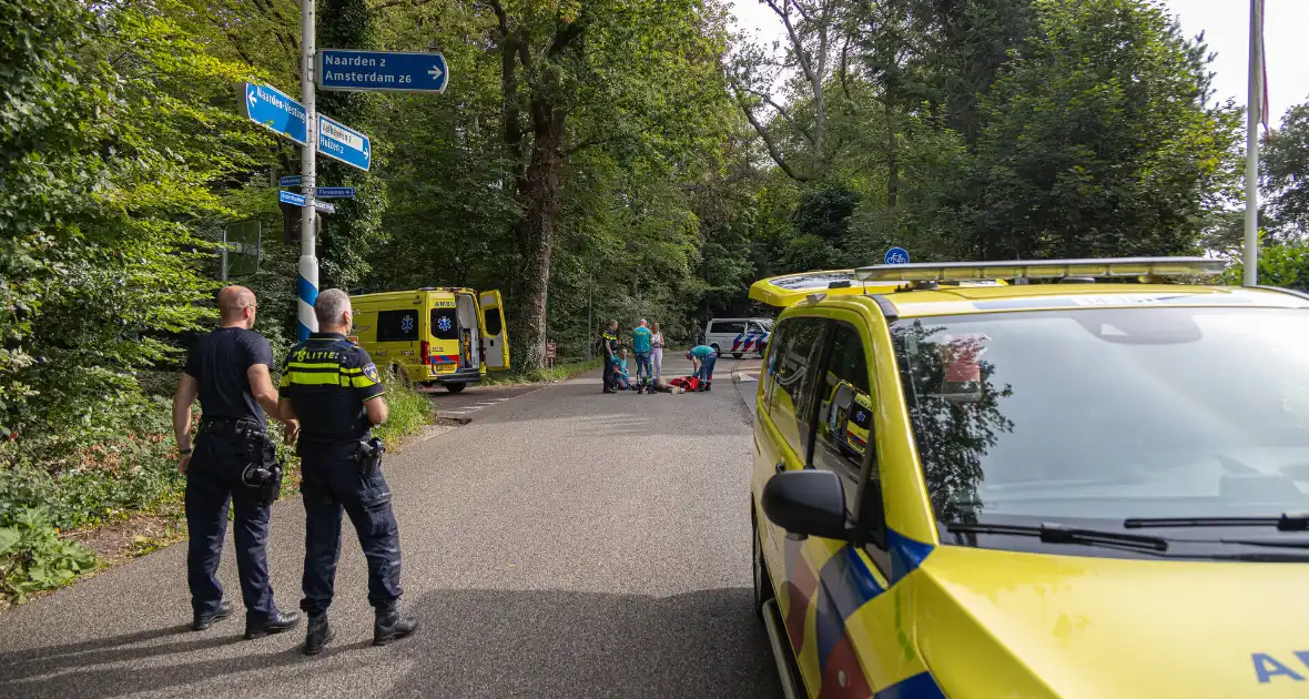 Fietser belandt op wegdek na verkeersongeval