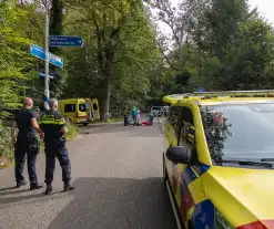 Fietser belandt op wegdek na verkeersongeval