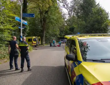 Fietser belandt op wegdek na verkeersongeval