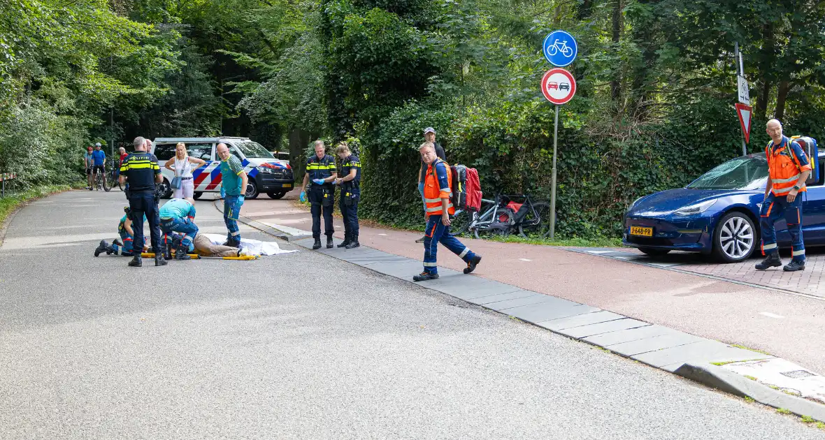 Fietser belandt op wegdek na verkeersongeval - Foto 1