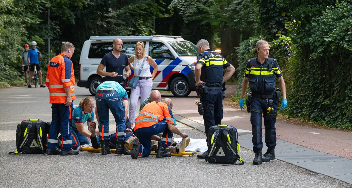 Fietser belandt op wegdek na verkeersongeval - Foto 2