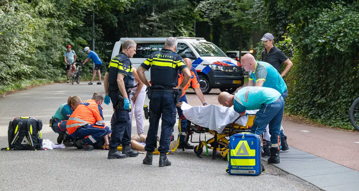 Fietser belandt op wegdek na verkeersongeval - Foto 4