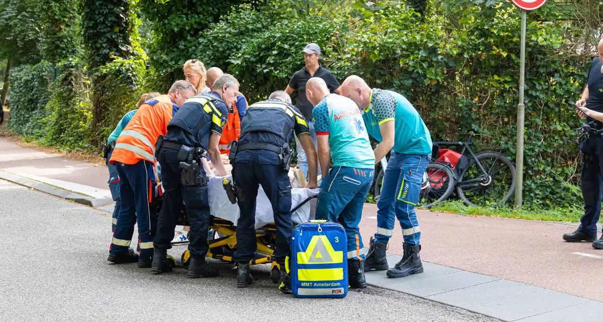 Fietser belandt op wegdek na verkeersongeval - Foto 5