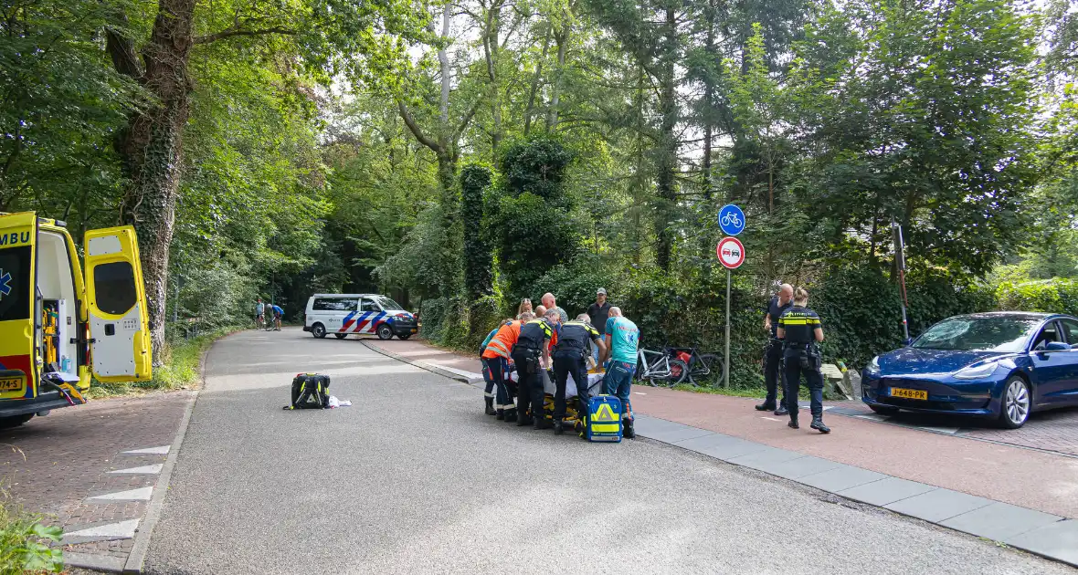 Fietser belandt op wegdek na verkeersongeval - Foto 6