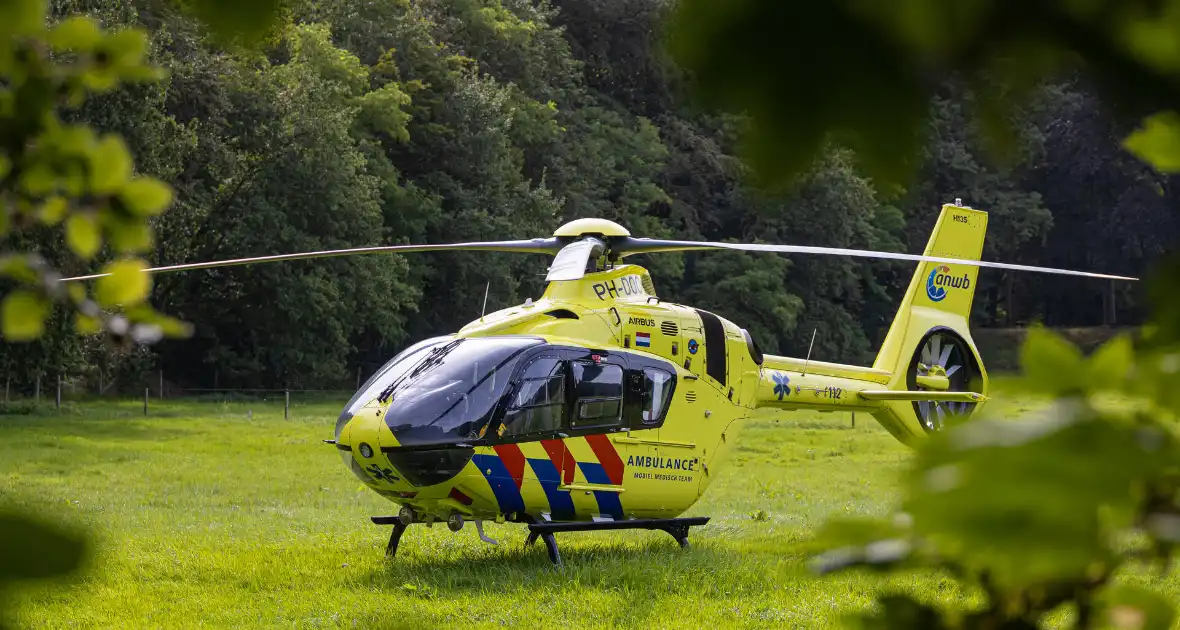 Fietser belandt op wegdek na verkeersongeval - Foto 9