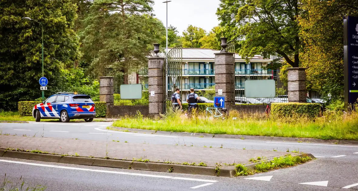 Wielrenners onderuit na botsing met auto