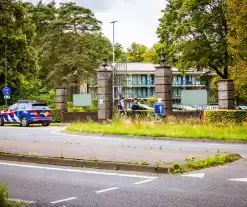 Wielrenners onderuit na botsing met auto