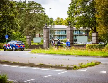 Wielrenners onderuit na botsing met auto