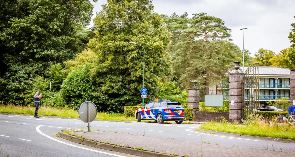 Wielrenners onderuit na botsing met auto - Foto 1