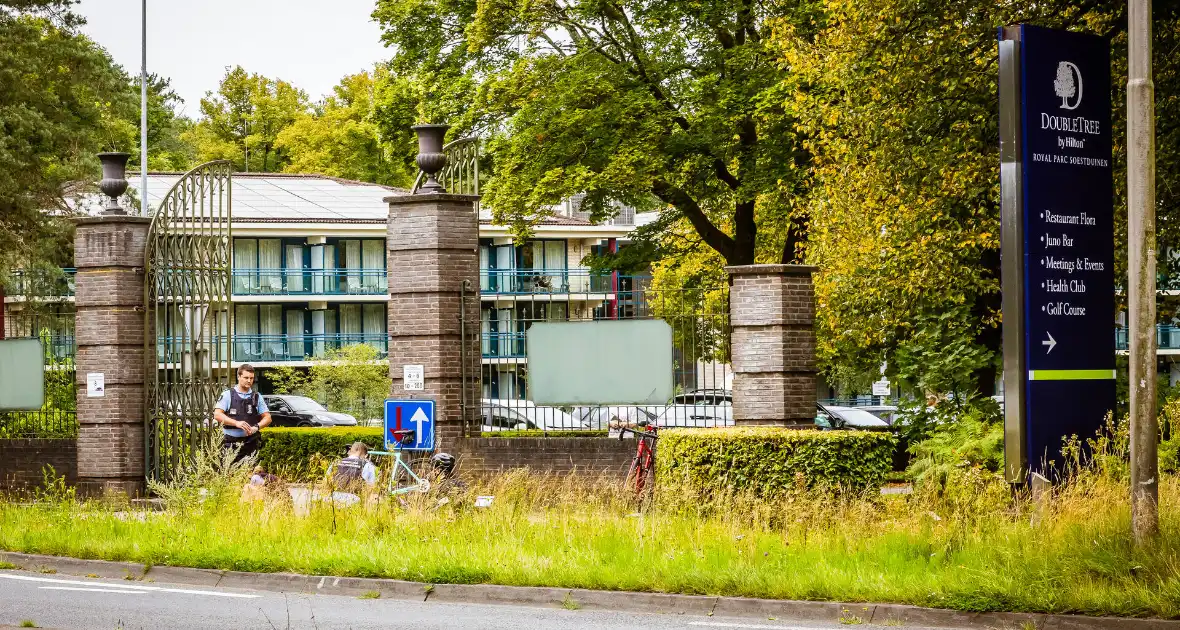 Wielrenners onderuit na botsing met auto - Foto 2