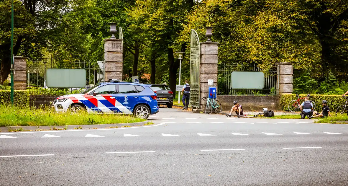 Wielrenners onderuit na botsing met auto - Foto 3