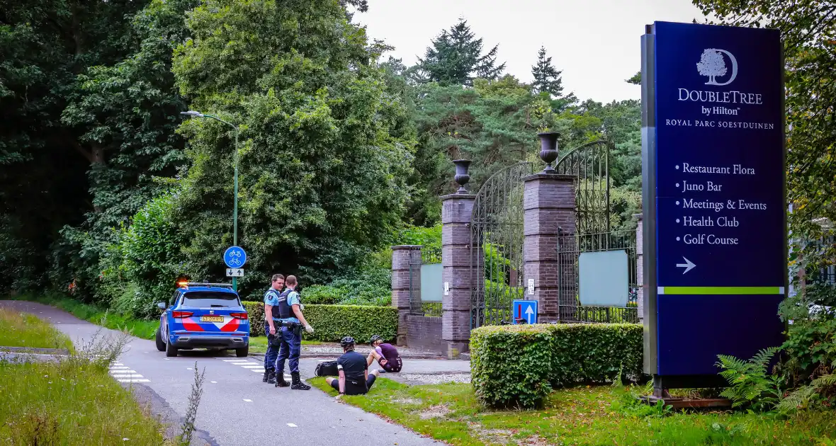 Wielrenners onderuit na botsing met auto - Foto 4