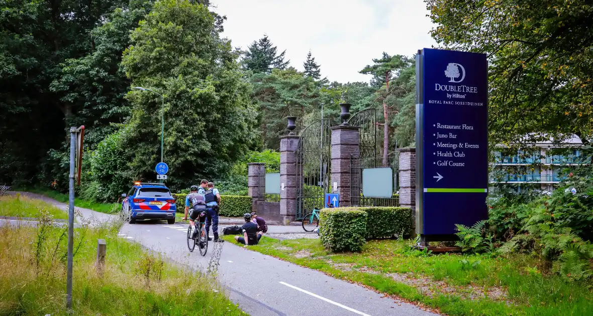 Wielrenners onderuit na botsing met auto - Foto 5