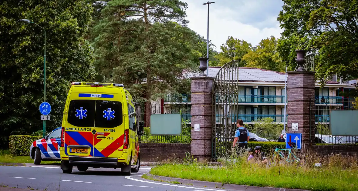 Wielrenners onderuit na botsing met auto - Foto 6