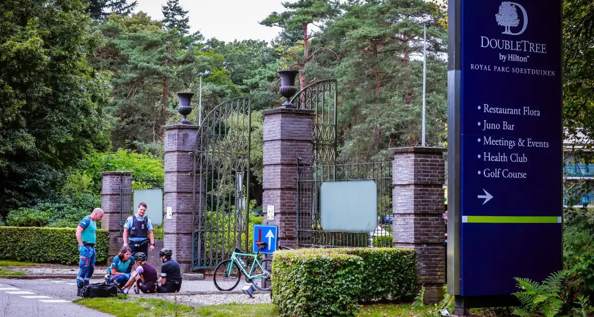 Wielrenners onderuit na botsing met auto - Foto 7