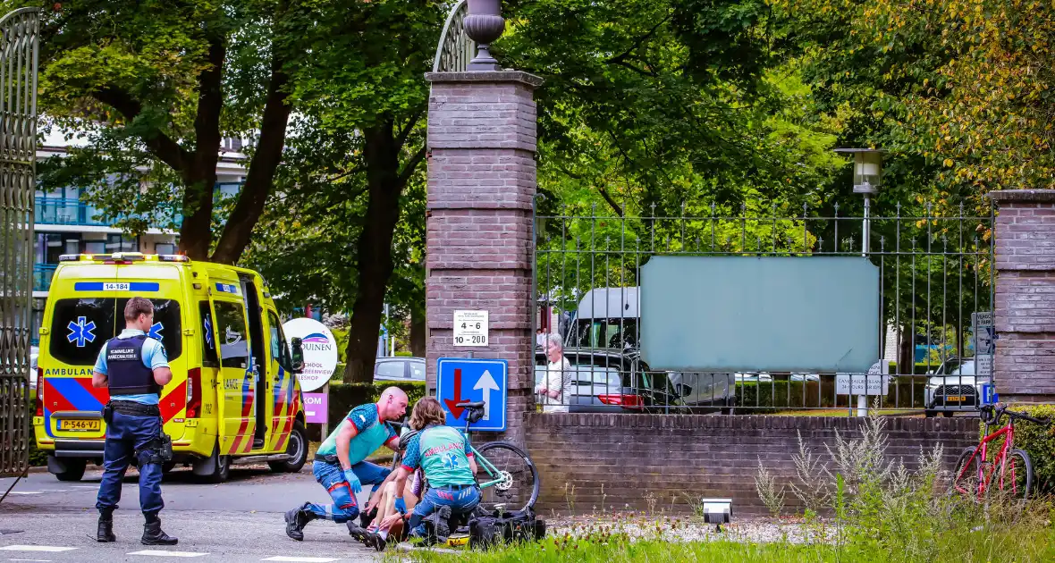 Wielrenners onderuit na botsing met auto - Foto 8