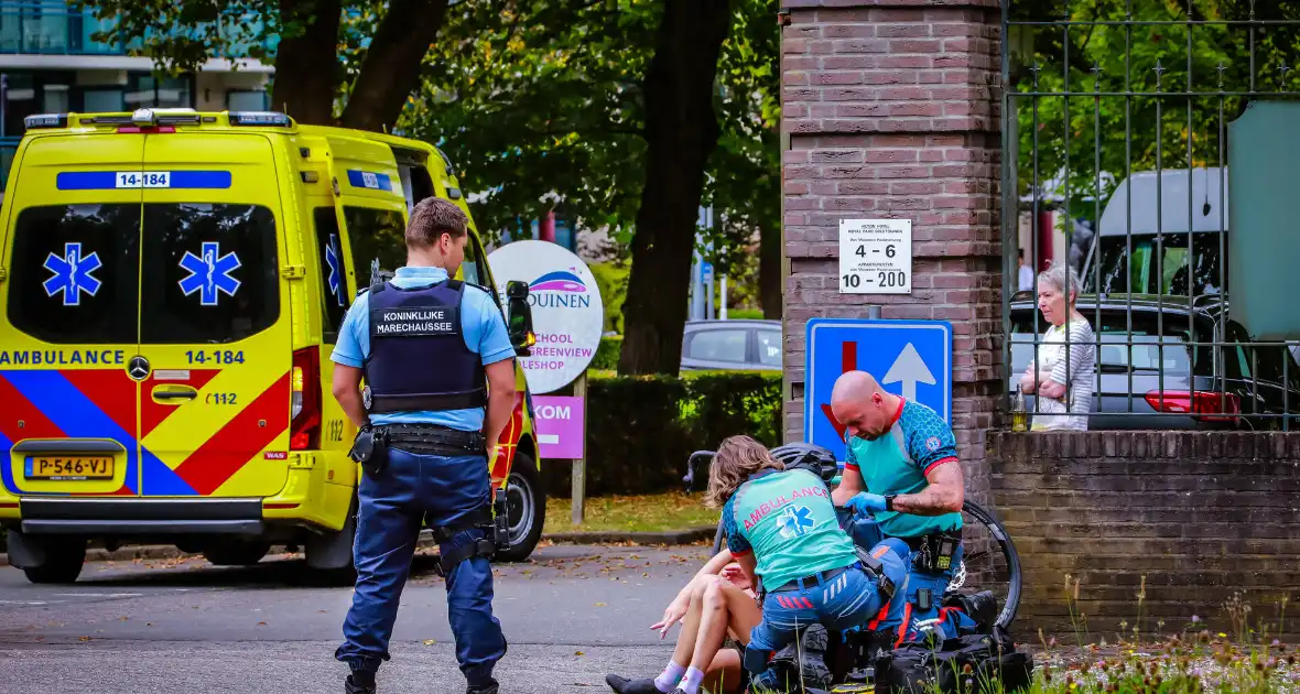 Wielrenners onderuit na botsing met auto - Foto 9