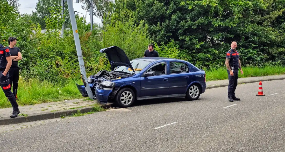 Automobilist klapt op lantaarnpaal naast brandweerkazerne