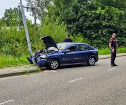 Automobilist klapt op lantaarnpaal naast brandweerkazerne