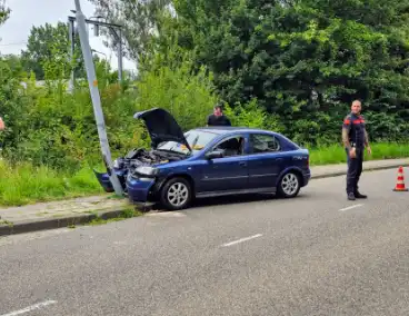 Automobilist klapt op lantaarnpaal naast brandweerkazerne