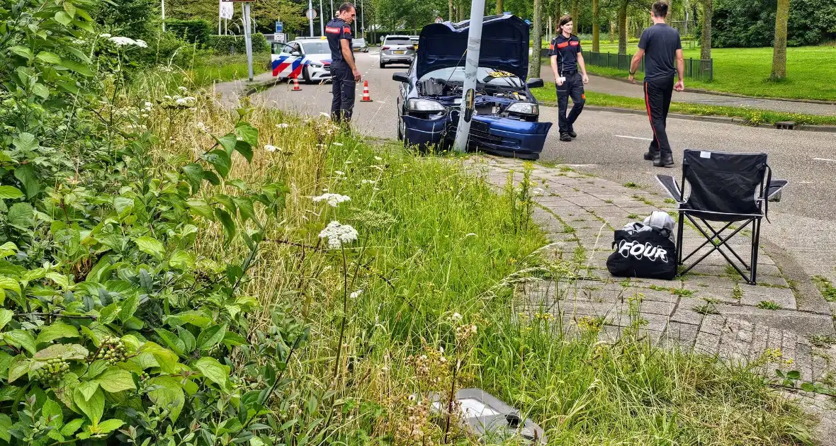 Automobilist klapt op lantaarnpaal naast brandweerkazerne - Foto 1