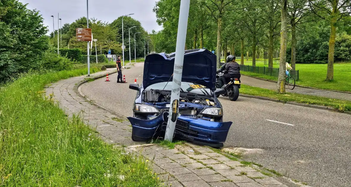 Automobilist klapt op lantaarnpaal naast brandweerkazerne - Foto 4