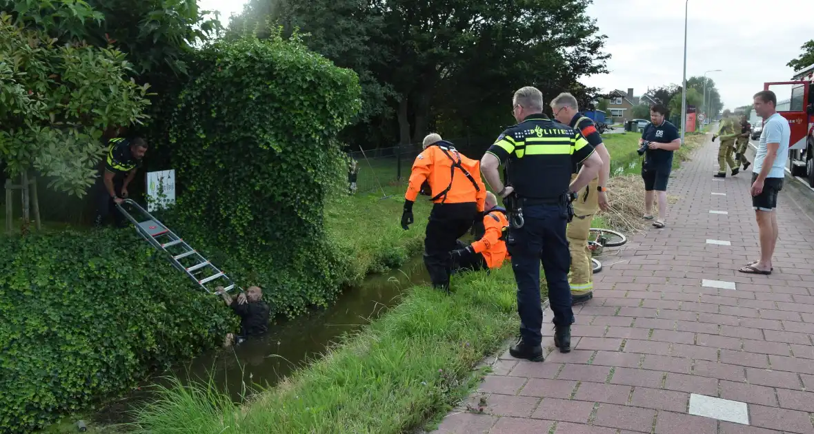 Brandweer haalt fietser uit sloot