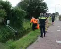 Brandweer haalt fietser uit sloot