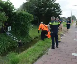 Brandweer haalt fietser uit sloot