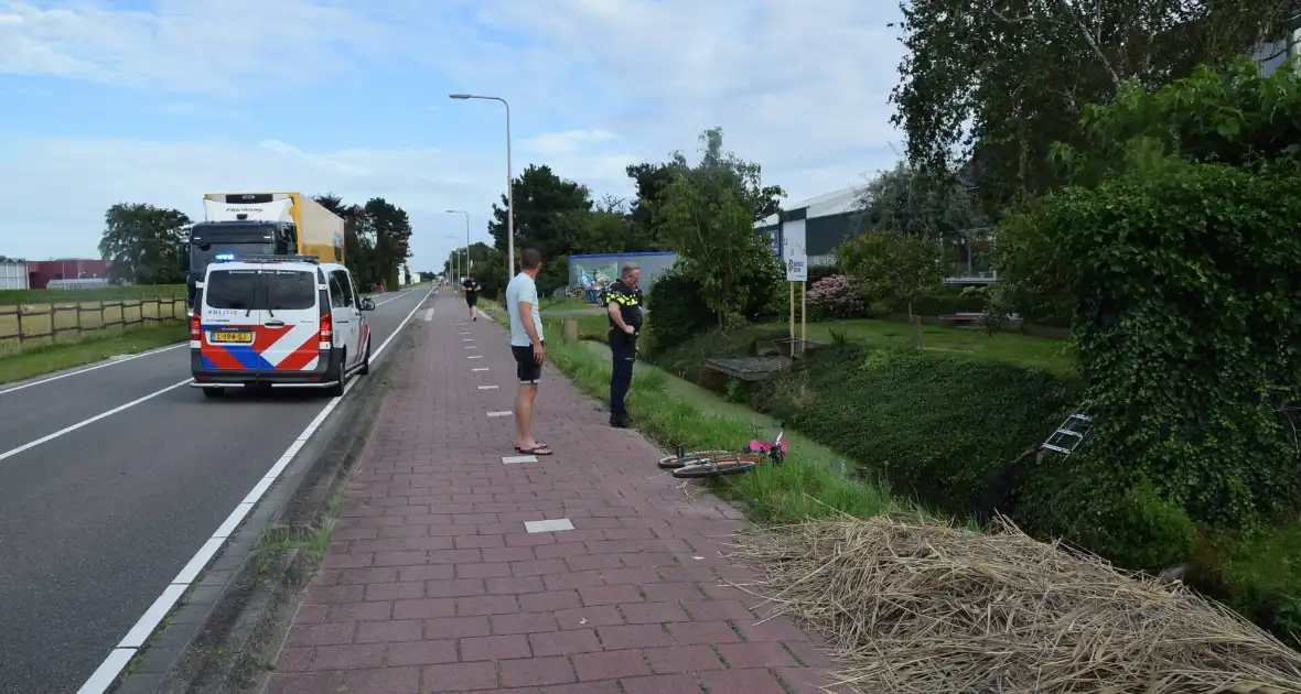 Brandweer haalt fietser uit sloot - Foto 1