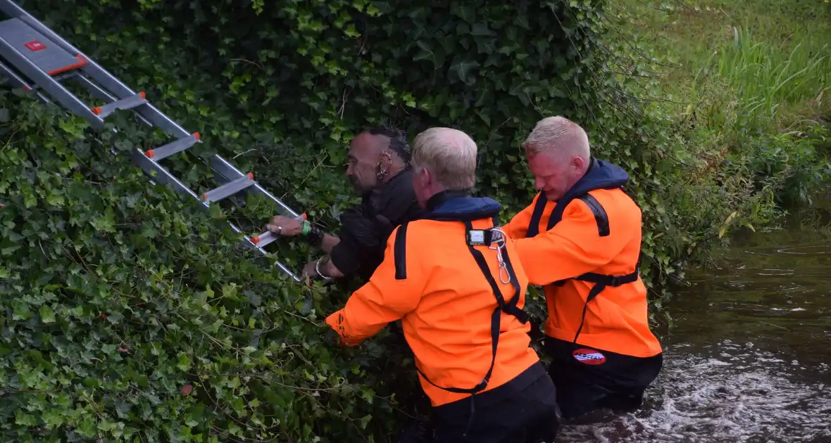 Brandweer haalt fietser uit sloot - Foto 3