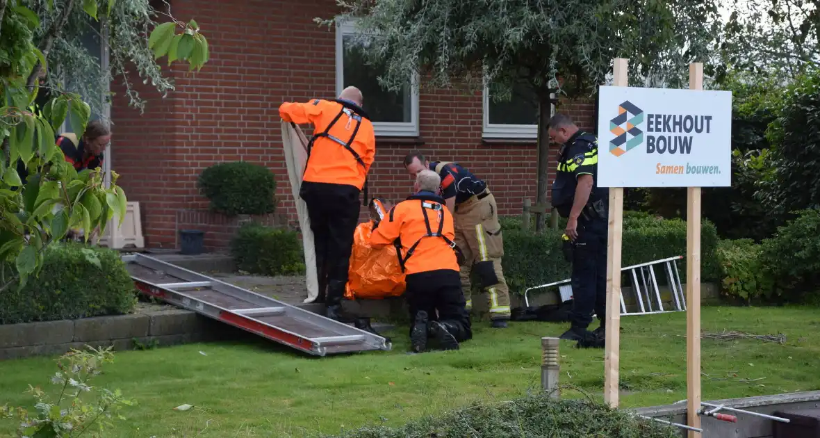 Brandweer haalt fietser uit sloot - Foto 4