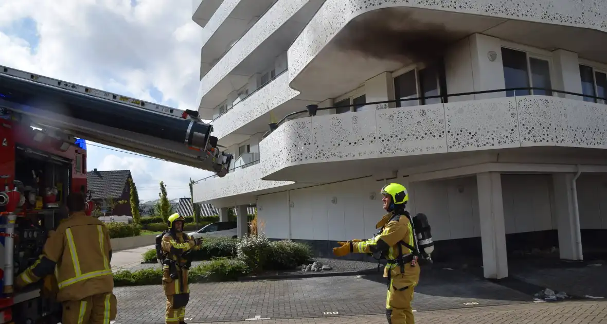 Zwarte rook trekt uit flatwoning