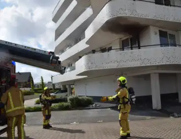 Zwarte rook trekt uit flatwoning