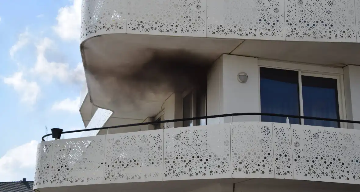 Zwarte rook trekt uit flatwoning - Foto 1