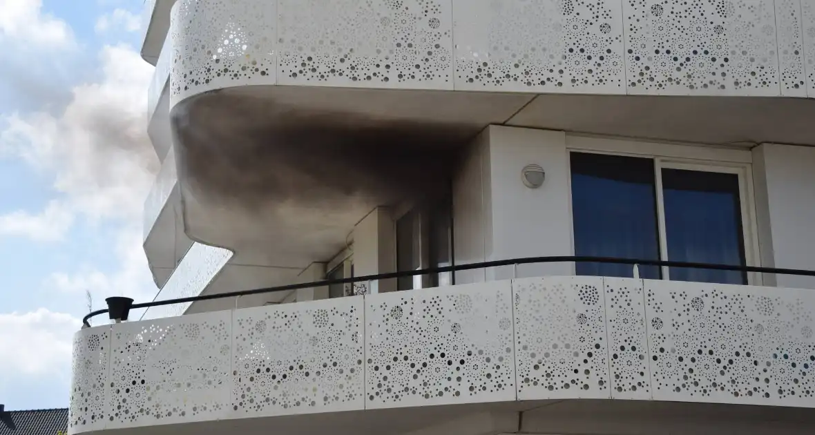 Zwarte rook trekt uit flatwoning - Foto 2