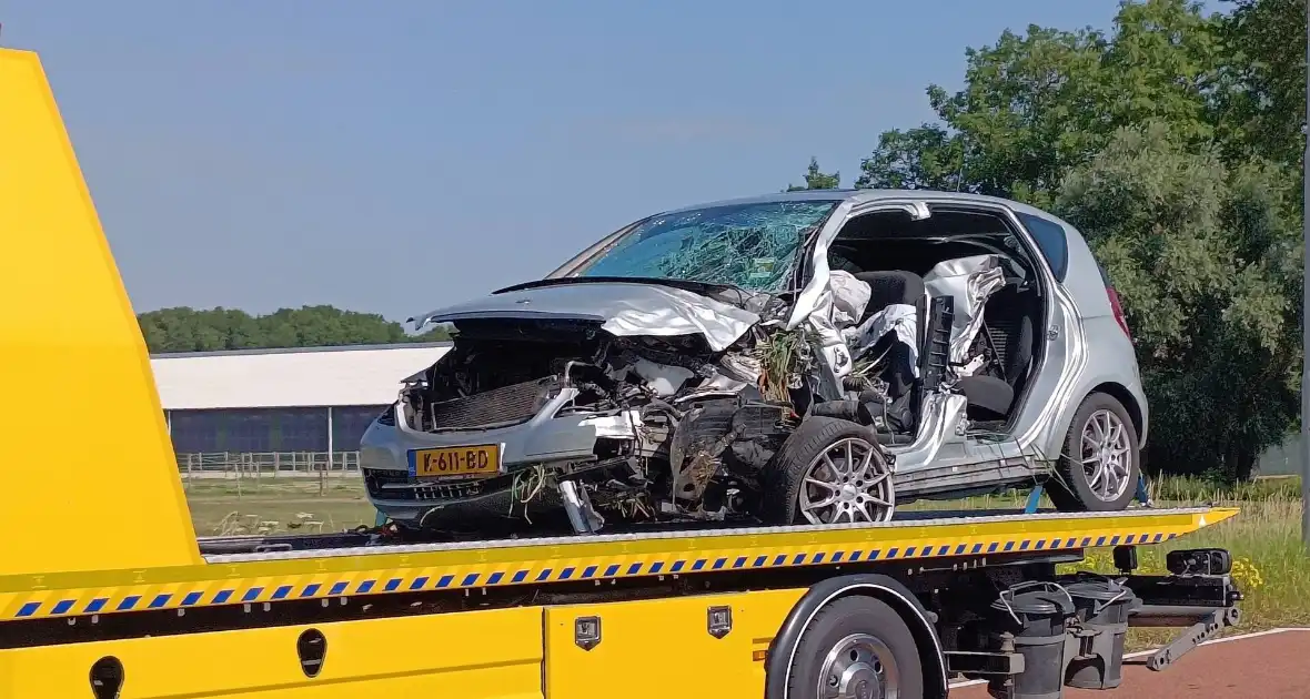 Weg afgesloten nadat auto tegen boom crasht