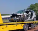 Weg afgesloten nadat auto tegen boom crasht