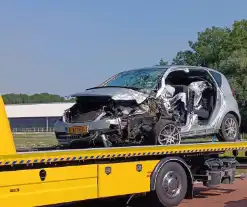 Weg afgesloten nadat auto tegen boom crasht