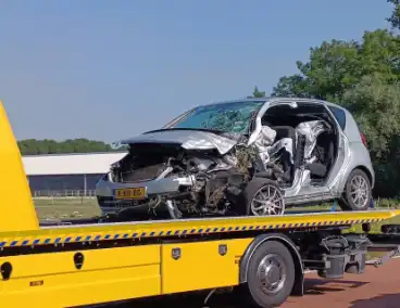 Weg afgesloten nadat auto tegen boom crasht