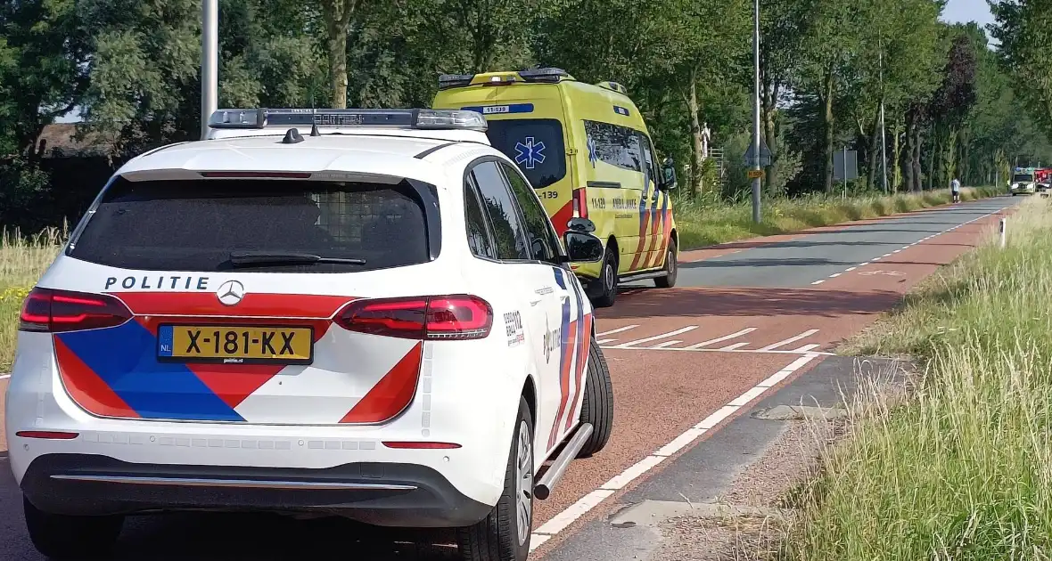 Weg afgesloten nadat auto tegen boom crasht - Foto 1