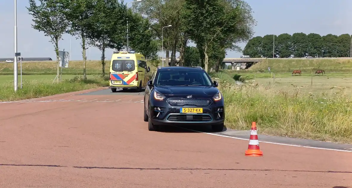 Weg afgesloten nadat auto tegen boom crasht - Foto 2