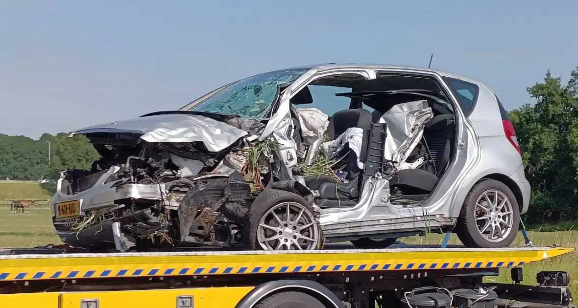 Weg afgesloten nadat auto tegen boom crasht - Foto 4