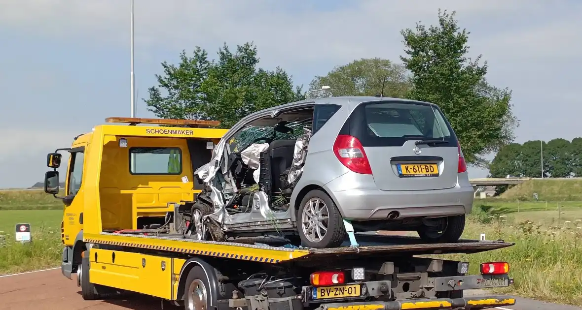 Weg afgesloten nadat auto tegen boom crasht - Foto 5