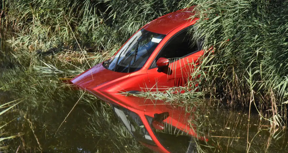 Auto belandt met neus in sloot