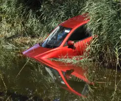 Auto belandt met neus in sloot