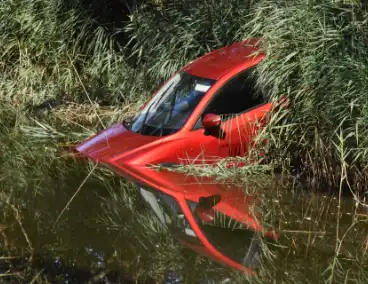 Auto belandt met neus in sloot