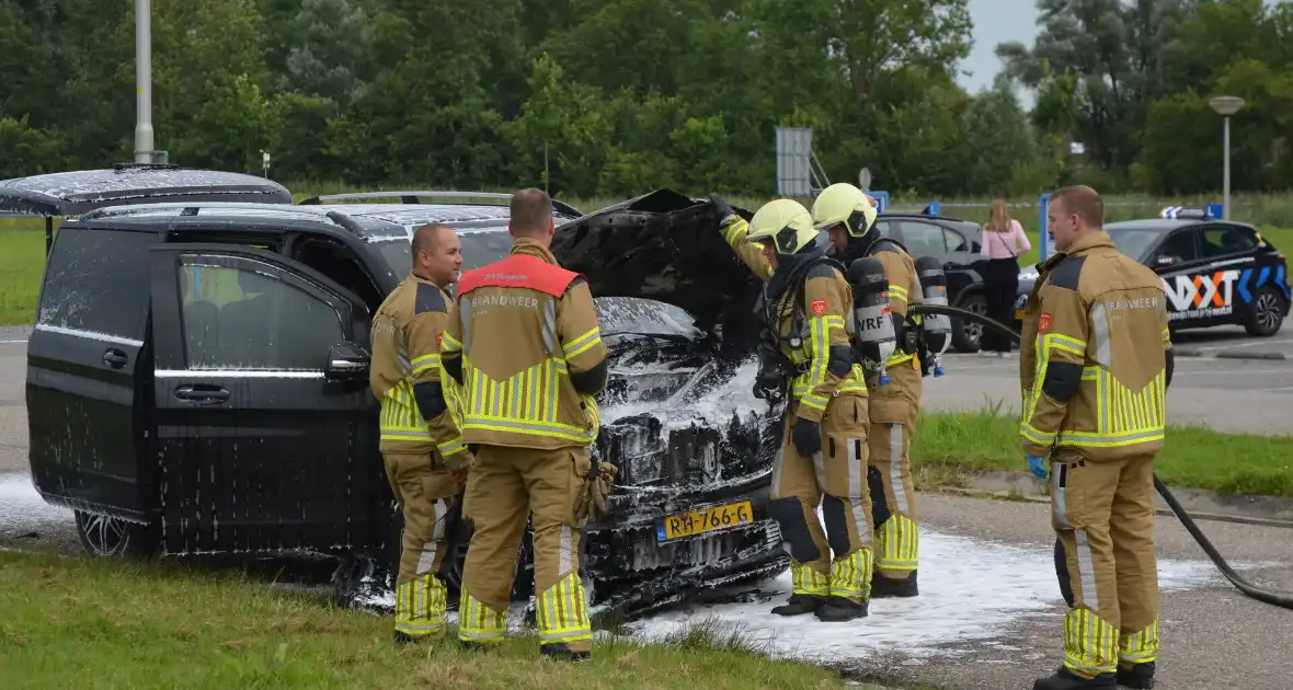 Motorcompartiment brandt volledig uit