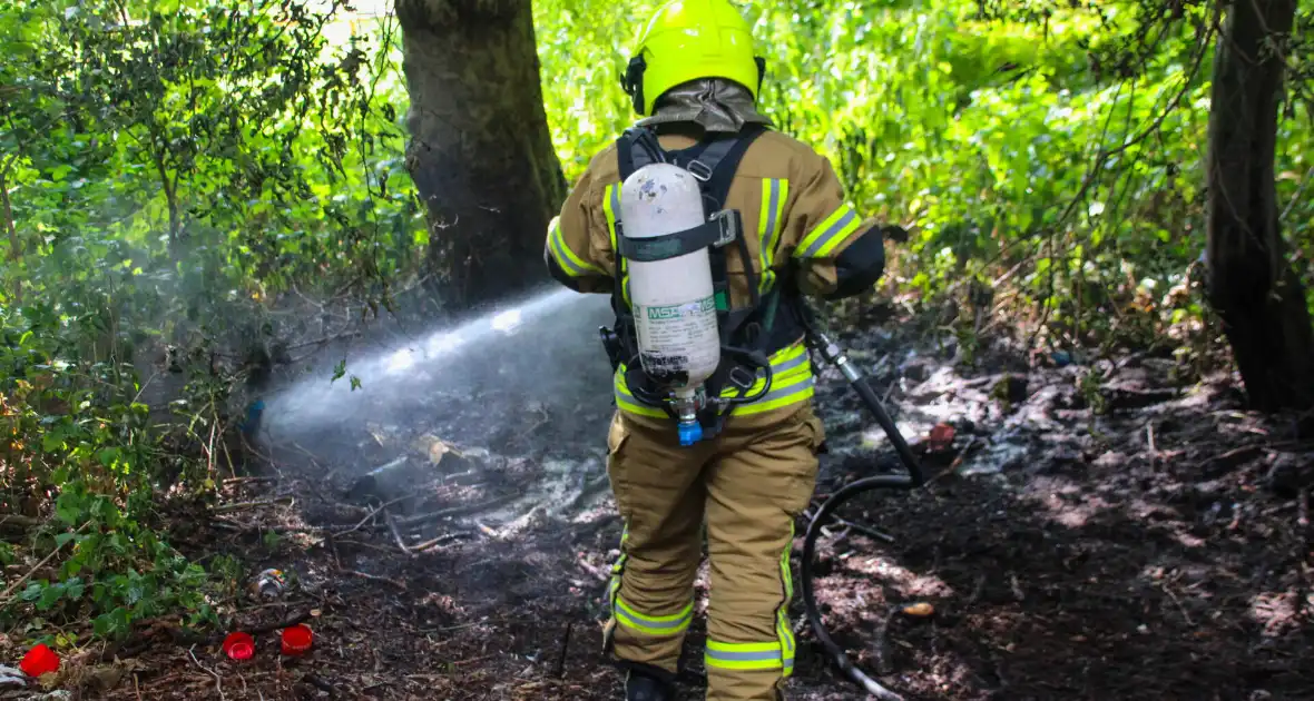 Brandweer blust brand in bosjes